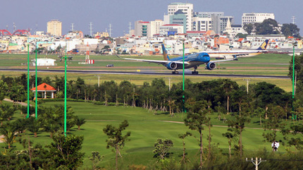 Mọi công trình trong sân golf phải dừng lại để phục vụ cho xây dựng đường băng sân bay