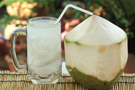 uống nước dừa, nước dừa, uống nước dừa đúng cách, cách uống nước dừa
