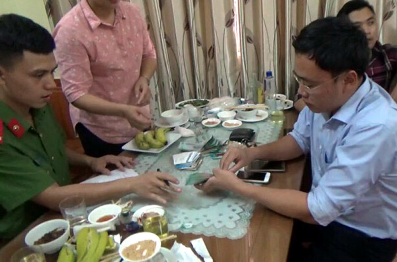 tống tiền, Lê Duy Phong, báo Giáo dục Việt Nam, bắt nhà báo, thu thẻ nhà báo, Yên Bái