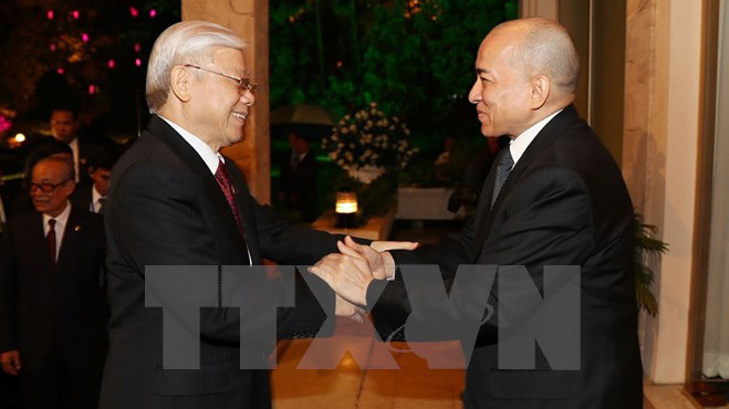 Quốc vương Campuchia Norodom Sihamoni đón Tổng bí thư Nguyễn Phú Trọng. Ảnh: TTXVN