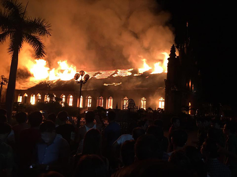 Nhà thờ 130 tuổi cháy rừng rực trong đêm (Trung Lao, Nam Định)