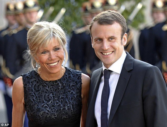 Vợ chồng Tổng thống Pháp Macron luôn ngập tràn hành phúc. (Ảnh: AP)