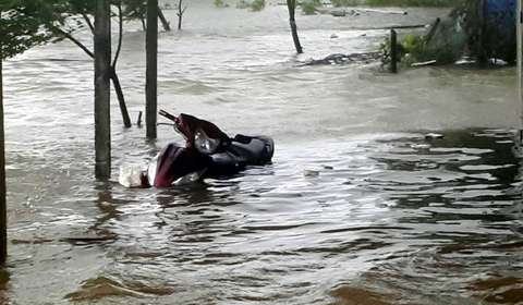 Nước biển dâng cao đã tràn vào nhà dân tại thôn Kim Phượng, xã Thạch Kim, huyện Lộc Hà.