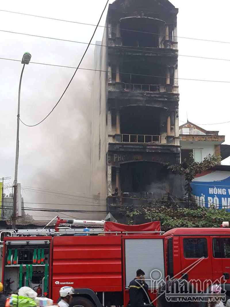 Hà Nội cháy nhà 5 tầng lúc nửa đêm, 2 chị em tử vong