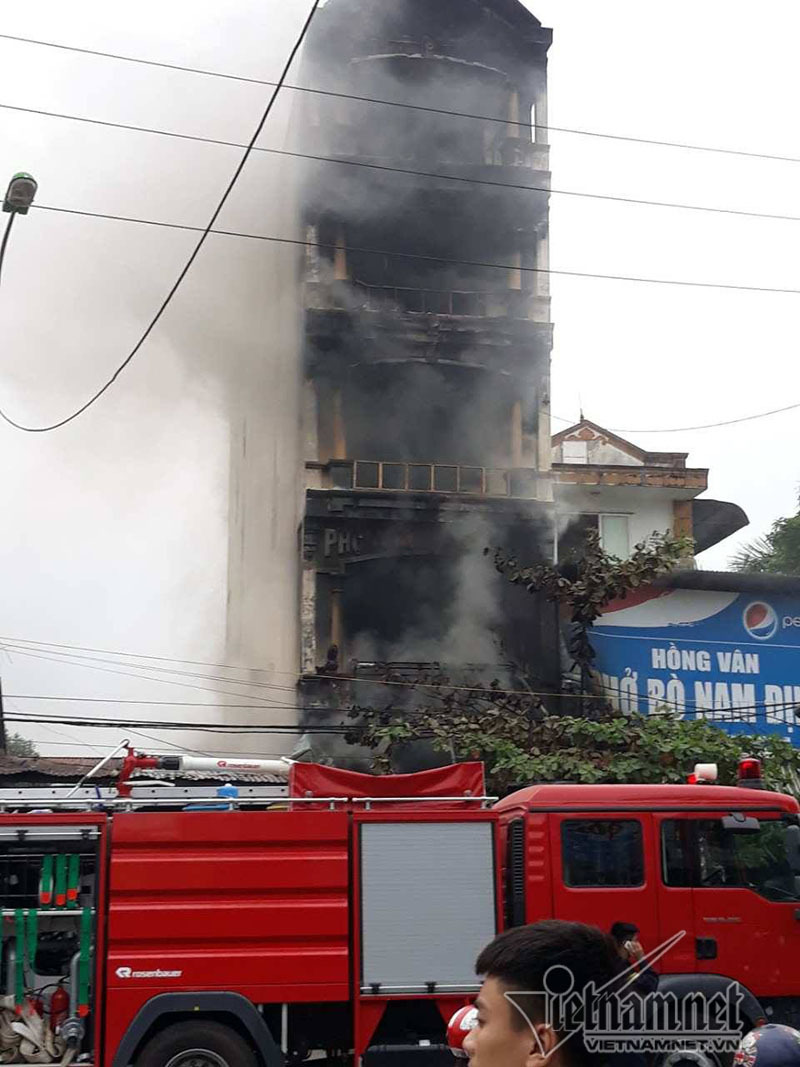 Hà Nội cháy nhà 5 tầng lúc nửa đêm, 2 chị em tử vong