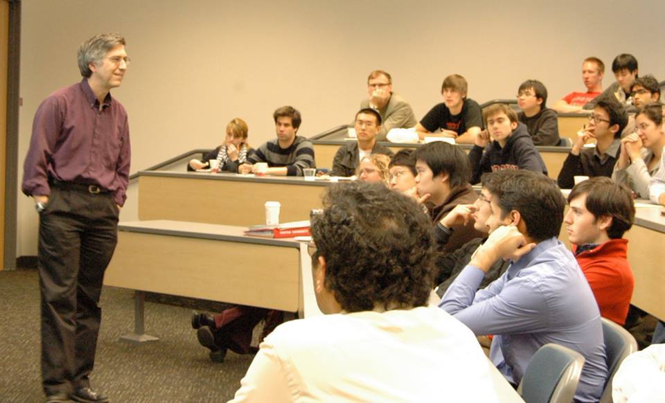GS Mark Horowitz của ĐH Stanford trong một buổi nói chuyện với sinh viên