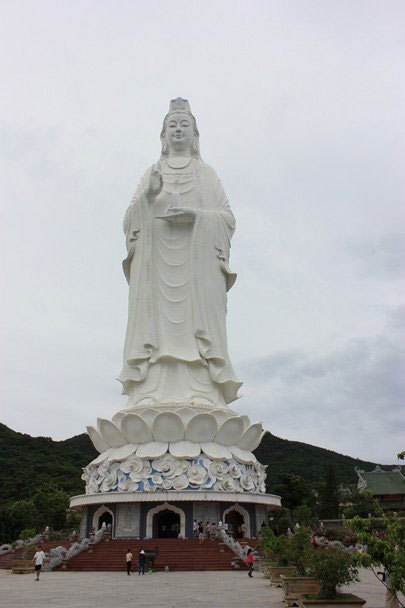 The statue of Kwan Yin in Linh Ung Bai But Pagoda.