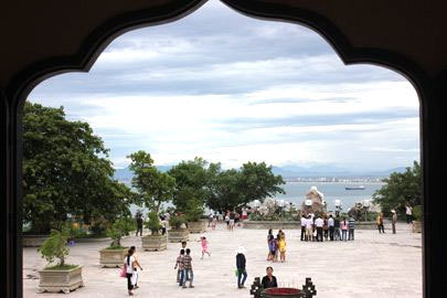 The pagoda area is always crowded with tourists and citizens,  especially during weekends. 