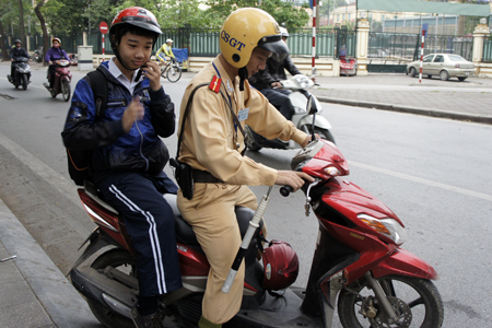 Học sinh, mũ bảo hiểm, cảnh sát giao thông