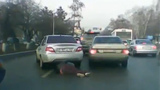 10 clip 'nóng': Người phụ nữ gào thét dưới gầm ô tô
