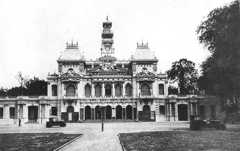 Dinh Xã Tây được xây dựng 1898 - 1909. Sau đó đổi thành Tòa Đô Chánh.