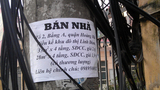Môi giới nhà đất bám thùng rác, taxi, cột điện
