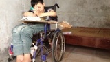 Đắng lòng cậu bé học giỏi toàn diện đến trường trên xe lăn