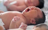 Tâm điểm tuần: Bí ẩn ngày sinh và 'núi đôi' mới của Jolie