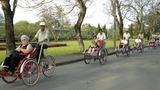 Chê ít, xích lô ném trả tiền vào mặt du khách Pháp