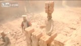 Dùng đầu vận chuyển gạch: Chuyện thật không hề... diễn!