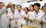 Lương còm cõi, tiến sĩ gác chuyện vợ con