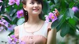 Ngắm thiếu nữ mơ màng bên sắc tím bằng lăng