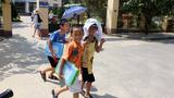 Học sinh đầu trần đến trường nơi ‘chảo lửa’