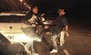 Maradona nổi khùng, ném đá và sút phóng viên