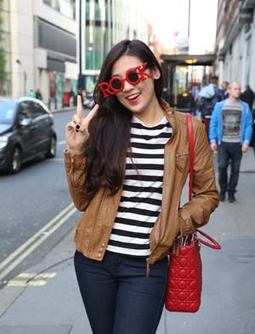 Ngắm street style của Á hậu Tú Anh trên phố London
