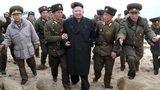 Hình ảnh Kim Jong-un thân mật với binh lính Triều Tiên