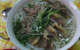 Nước phở bẩn từ thịt ôi thiu?