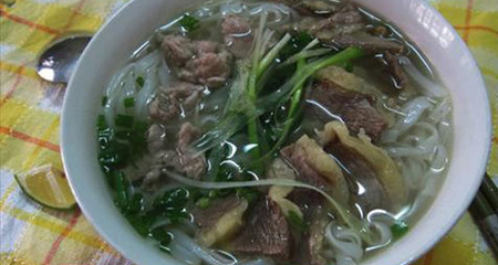 Nước phở bẩn từ thịt ôi thiu?