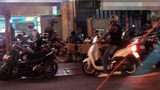 Nhộn nhịp 'chợ tình' quý bà ở phố Tây