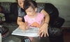 Bé 2 tuổi đọc báo trôi chảy