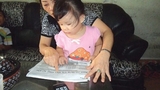 Bé 2 tuổi đọc báo trôi chảy