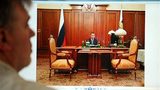 Ngồi bàn làm việc của Putin chụp ảnh để kiếm bạn gái