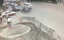 Clip phóng xe xuống hố sâu khiến dân mạng thất kinh