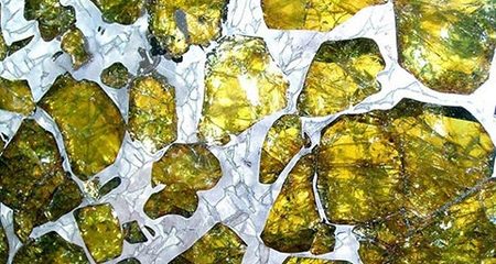 Thiên thạch cực "khủng" lóng lánh hơn cả vàng ròng