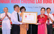Báo Tin tức nhận huân chương Lao động hạng nhì