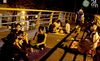 Trà đá, trà chanh 'nở rộ' trên những cây cầu đi bộ