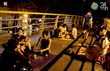 Trà đá, trà chanh 'nở rộ' trên những cây cầu đi bộ