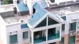 Kinh hãi nhìn bọn trẻ đùa trên mái dốc nhà 7 tầng