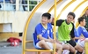 Văn Quyến liên tục "soi" HLV Hoàng Văn Phúc