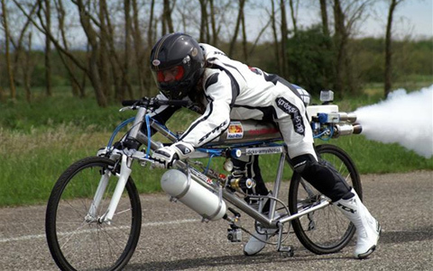 Xe đạp điện gắn tên lửa vào đít, chạy với vận tốc 263km/h gây choáng