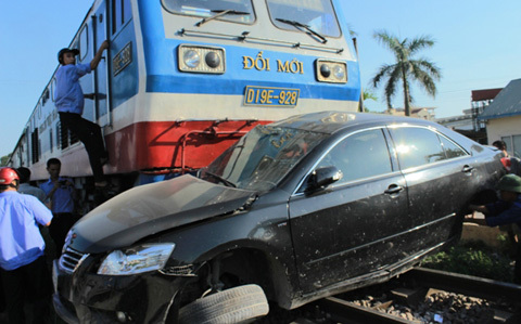 tàu hỏa, Camry, đâm nát, Văn Điển