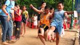 Muốn con có tuổi thơ thì phải có tiền!
