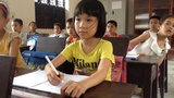 Cứu bé gái sớm mồ côi mẹ, bố tâm thần sắp phải bỏ học