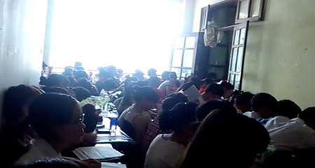 Tập đọc ê a tại lò luyện thi ở Hà Nội