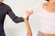 Mẹ chồng đứng yên xem con trai đánh con dâu