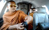 Nhà sư Thái sành công nghệ gây sốt YouTube