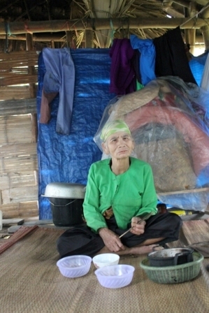 Cụ già neo đơn, không nơi nương tựa