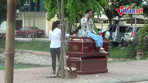 Quan tài, quấn chăn, Hà Nội, tự thiêu