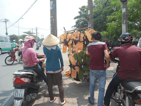 Rộ mốt sắm quân phục cảnh sát, công an cho trẻ