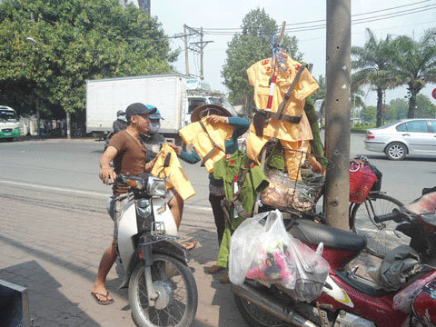 Rộ mốt sắm quân phục cảnh sát, công an cho trẻ